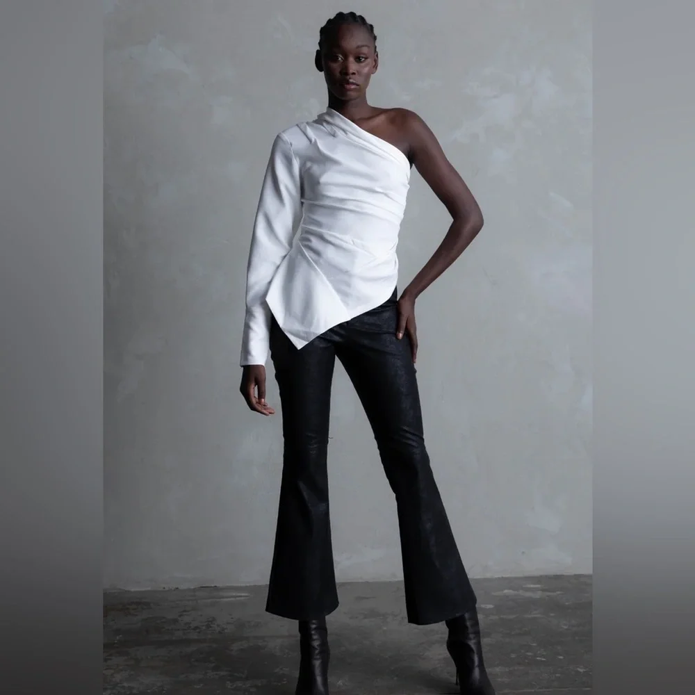 ๐ CAZNC THE LABEL - White One Shoulder Top๐ - Picture 13 of 16